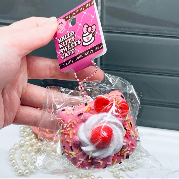Hello Kitty strawberry cake squishy ball chain - Picture 1 of 6